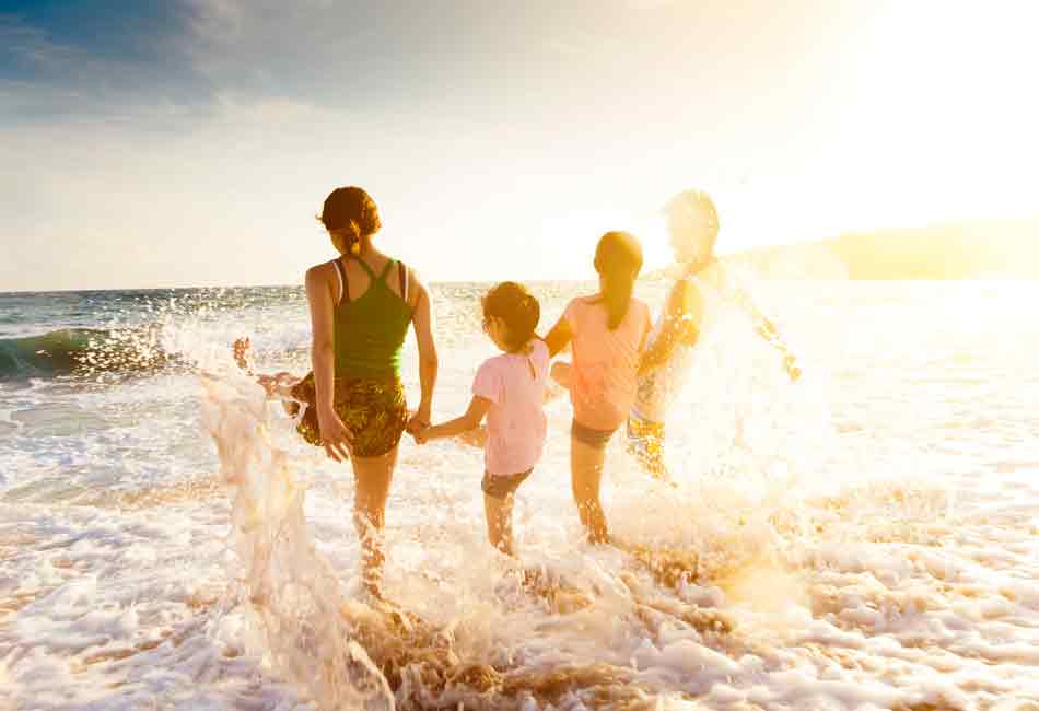 Eine Familie genießt den Urlaub am Strand