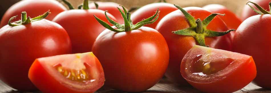 Tomaten im Kühlschrank: Knallrote Tomaten liegen nebeneinander